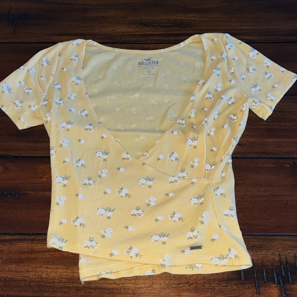 hollister yellow floral baby tee size small